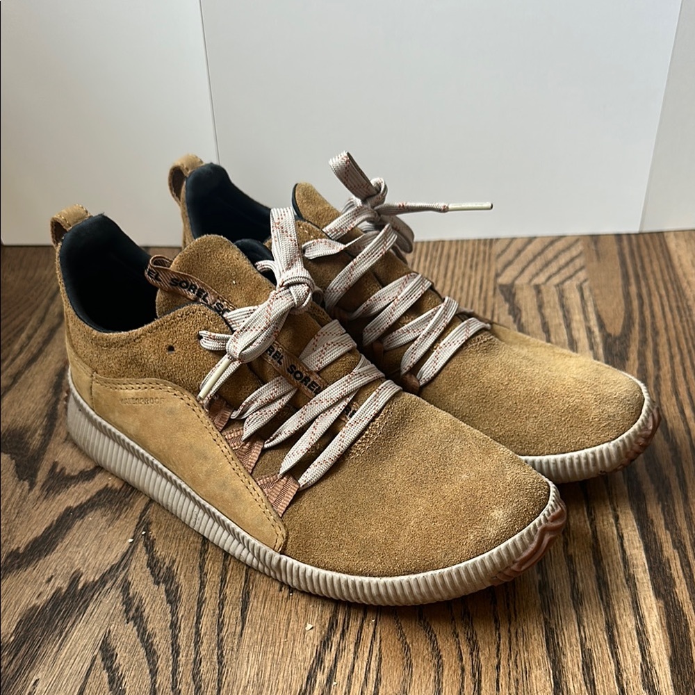 Sorel women’s waterproof Suede Casual Sneakers in Tan Sz 8